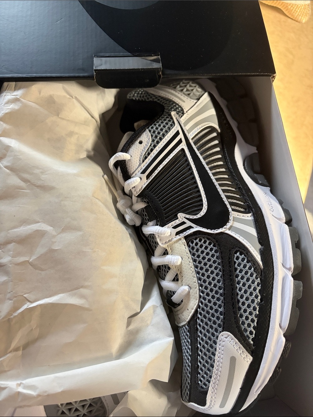 Nike Men’s Nike Zoom Vomero 5 SE Black, Gray & White Mesh Running Sneakers